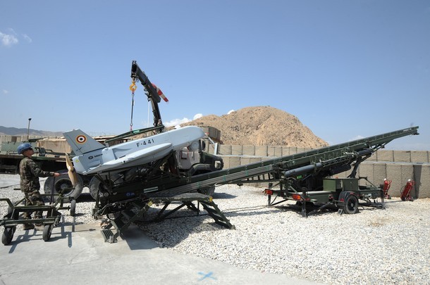 Hình ảnh các binh sỹ Pháp đang chuẩn bị phóng một chiếc máy bay không người lái tầm trung SDTI từ căn cứ quân sự Tora, phía đông thủ đô Kabul, Afghanistan.